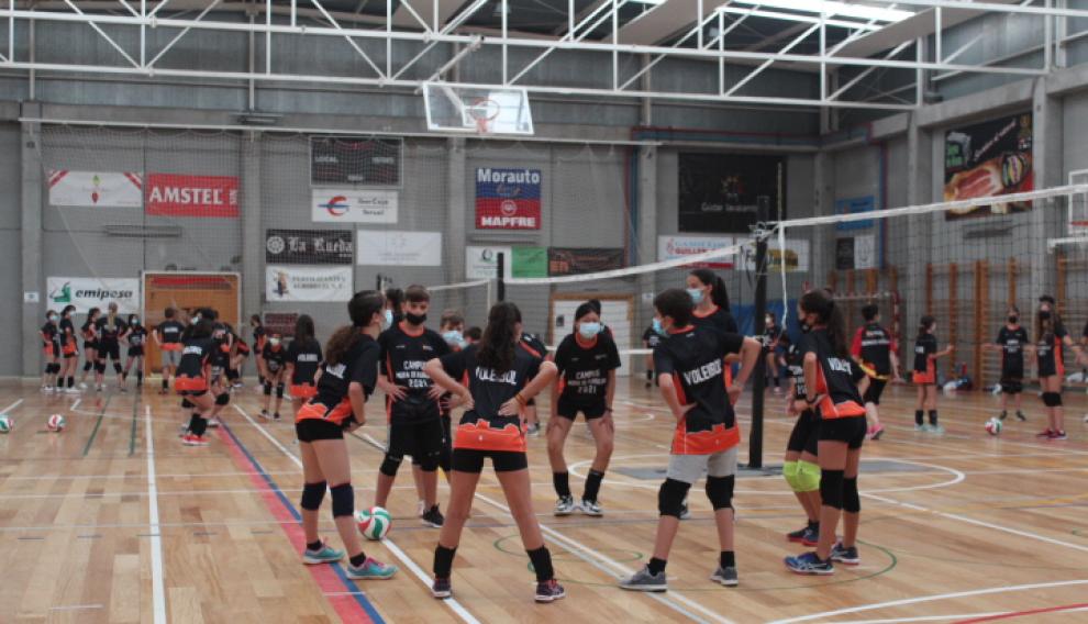 Campus de voleibol en el que los alumnos y alumnas visten camisetas inspiradas en la serie Haikyuu.