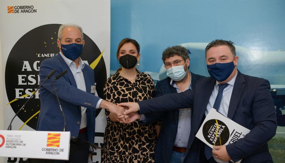 De izquierda a derecha, Miguel Marzo (CEOE-Aragón), Maru Díaz (consejera de Ciencia), Juan Carlos Ciércoles (CEOE-Teruel) y Juan Carlos Escuder (CEAT-Teruel), tras la firma del protocolo.