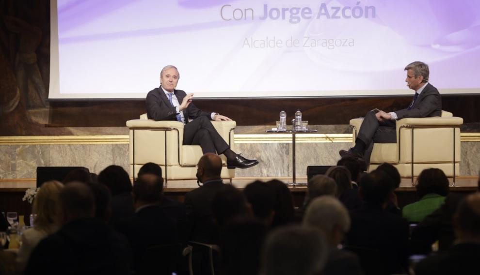 El alcalde de Zaragoza, Jorge Azcón, durante el desayuno informativo.
