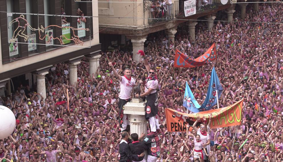 En 2019, antes de que estallara la pandemia, la plaza del Torico se llenó de peñistas para ponerle el pañuelo al astado de bronce, acto con el que se da inicio a la Vaquilla.