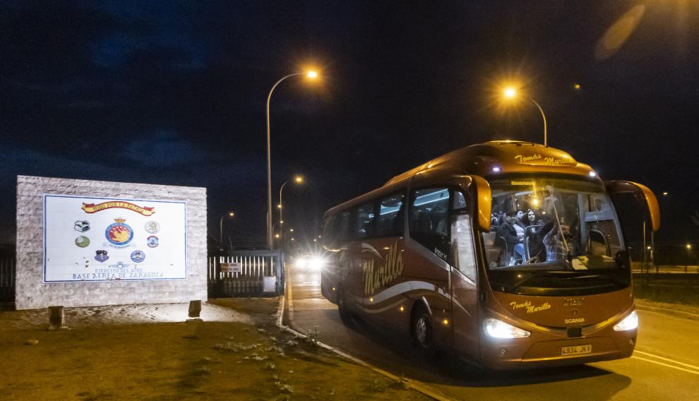 El autobús que traslada al grupo que aterrizó en Zaragoza sale de la base militar