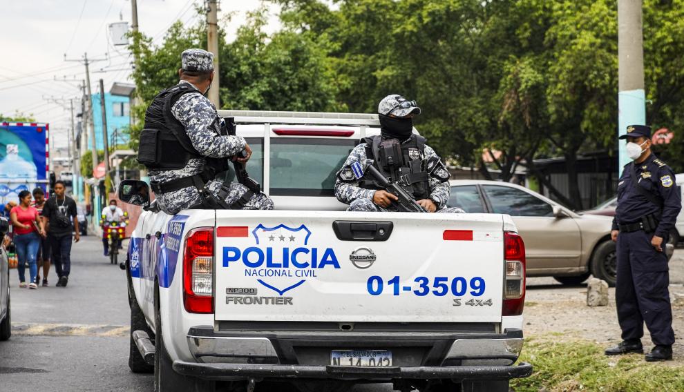 Policías armados patrullan una calle de San Salvador.