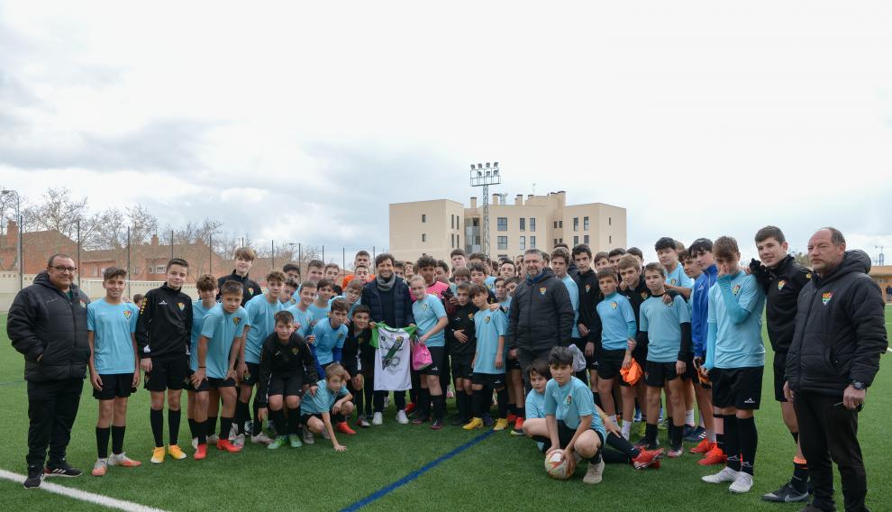 Foto de familia de Luis Milla -en el centro- con los jóvenes deportistas que han acudido a la charla.