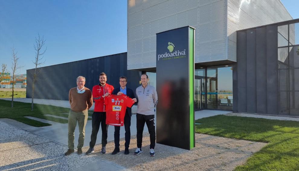 La rueda de prensa previa al encuentro con el Benidorm se produjo en la sede de Podoactiva, uno de los patrocinadores del Bada.