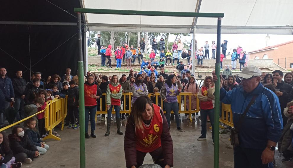 Lanzamiento de saco, uno de los juegos tradicionales en los que los vecinos de La Puebla de Alfindén han podido participar.