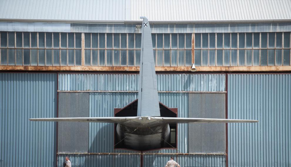 Último avión Hércules de la Base guardado en una nave antes de que se instale como un monumento en las próximjs semanas.