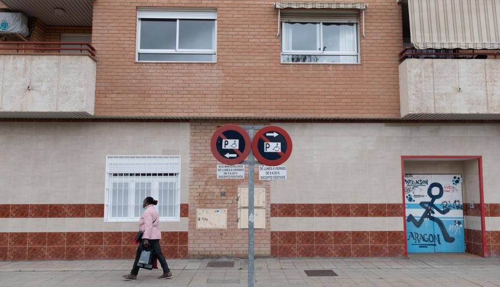 Varias señales, enfrente del colegio, y justo delante de la puerta trasera de la Asociación Parkinson Aragón, en Alberto Casañal.