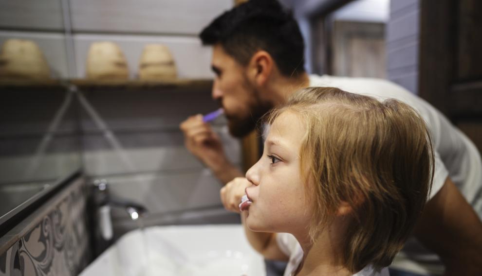 Numerosos odontólogos insisten en la importancia de que los padres y las madres traten de que sus hijos adquieran unos correctos hábitos en materia de salud bucodental.
