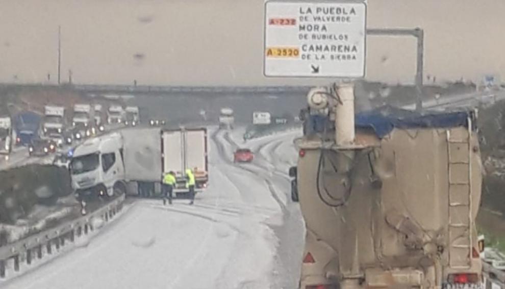 En pocos minutos ha caído mucho granizo sobre el asfalto.