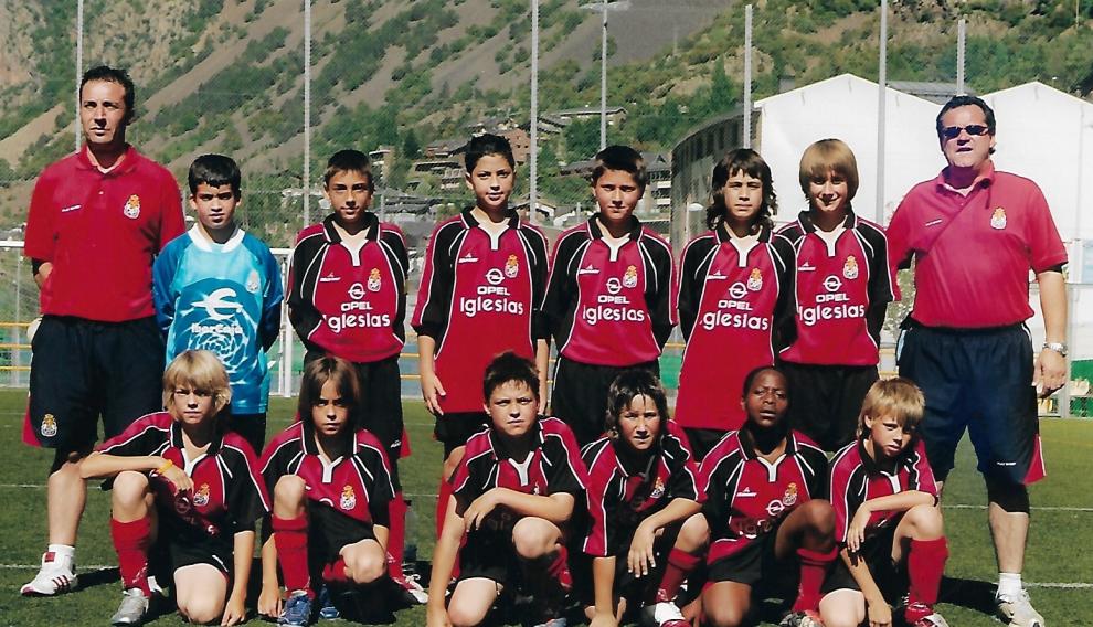 Joel Valencia, segundo por la derecha agachado, durante un torneo con la UD Amistad. En la misma fila, el cuarto por la derecha, Jorge Pombo, amigo y compañero de toda la vida.