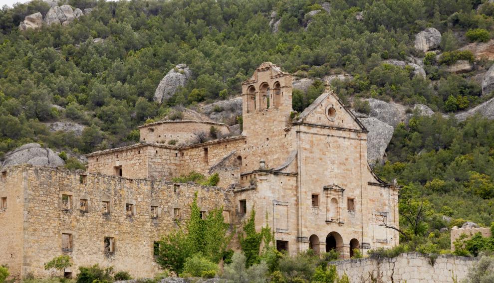 Vista general del monasterio, al que se llega por una complicada red de senderos que se entrecruzan.