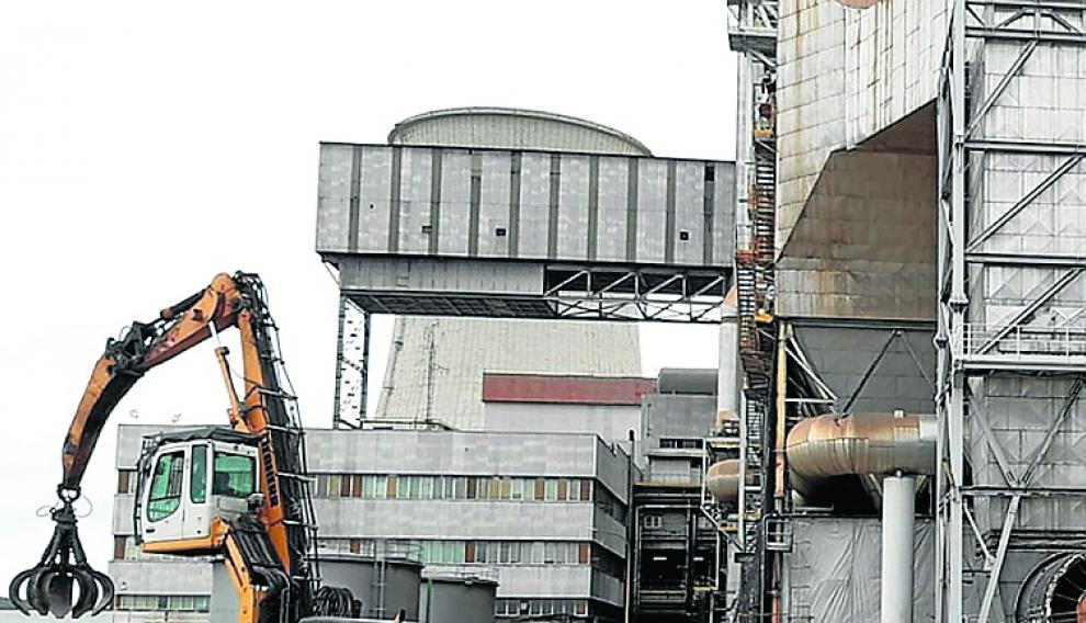Tareas de desmantelamiento en la térmica de Andorra. Endesa