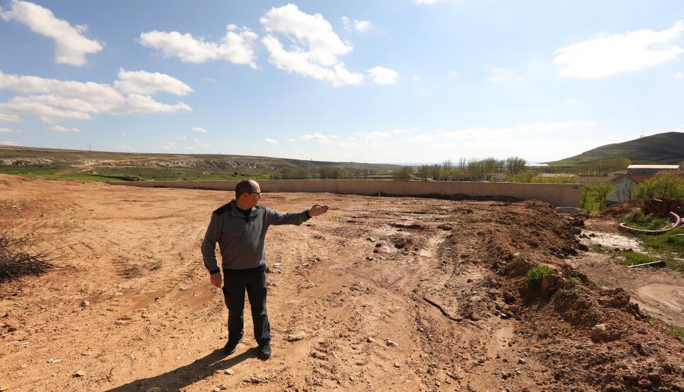 Manuel Mateo muestra la explanada en la que se construirá un área recreativa con pista de pádel, petanca y mesas de pin-pon.