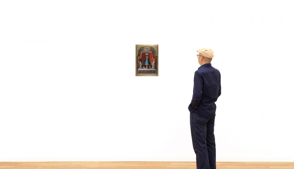 Un visitante de la sala Karl & Faber de Múnich contempla el cuadro de la Virgen del Pilar que saldrá a subasta.