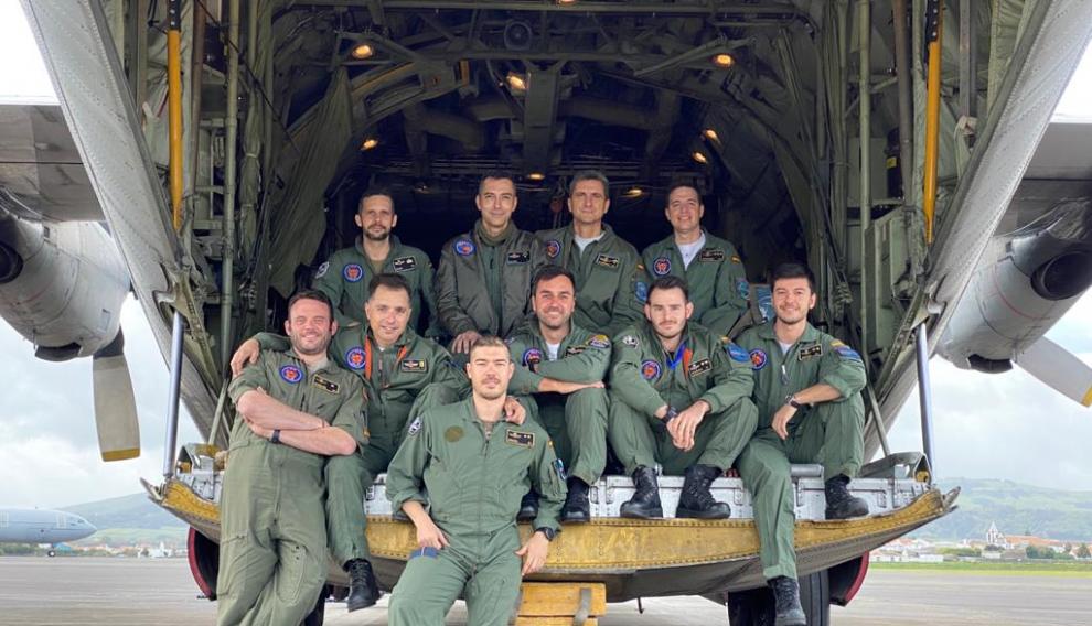 El piloto norteamericano, de pie y el primero a la izquierda, con sus compañeros del Ala 31 de la Base de Zaragoza.