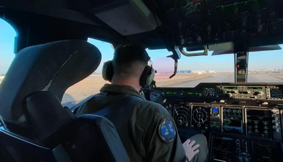 El piloto norteamericano en el avión A400M de la Base de Zaragoza.