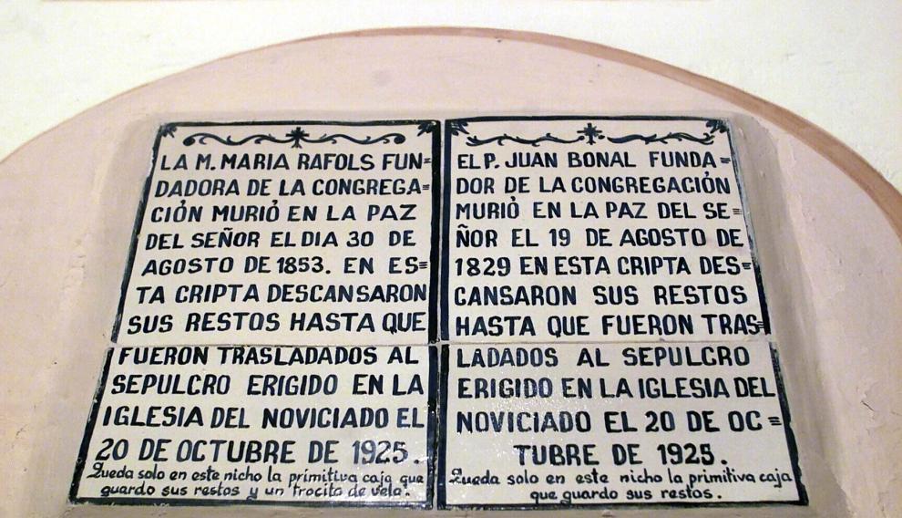La placa en recuerdo a los nichos donde estuvieron la madre Rafols y Juan Bonal.