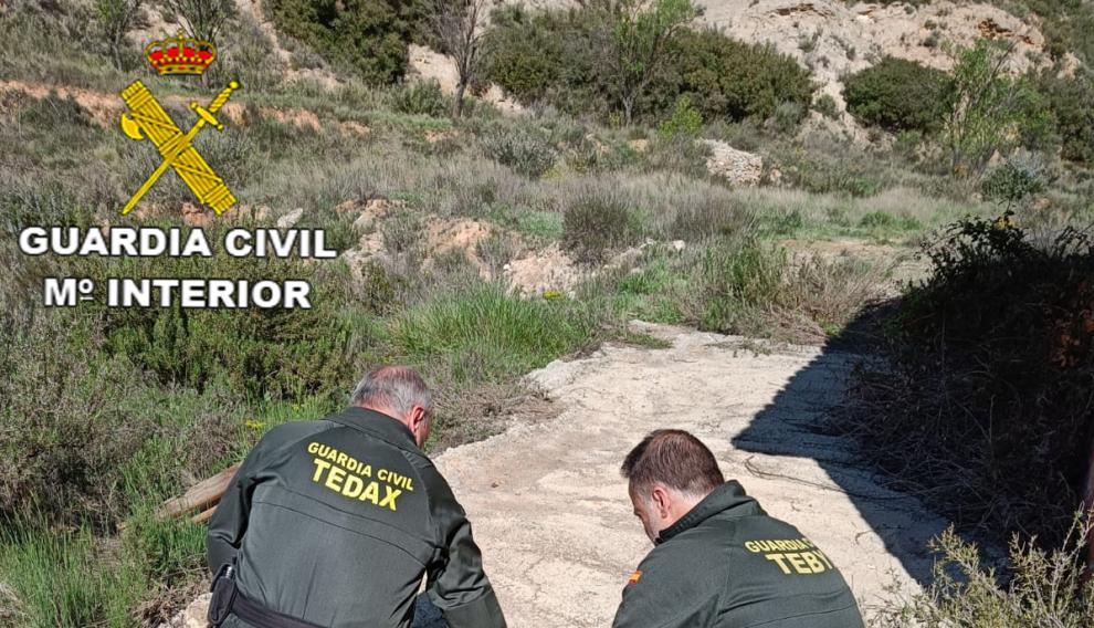 Los guardias civiles, durante el operativo de retirada de las bombas de Libros.