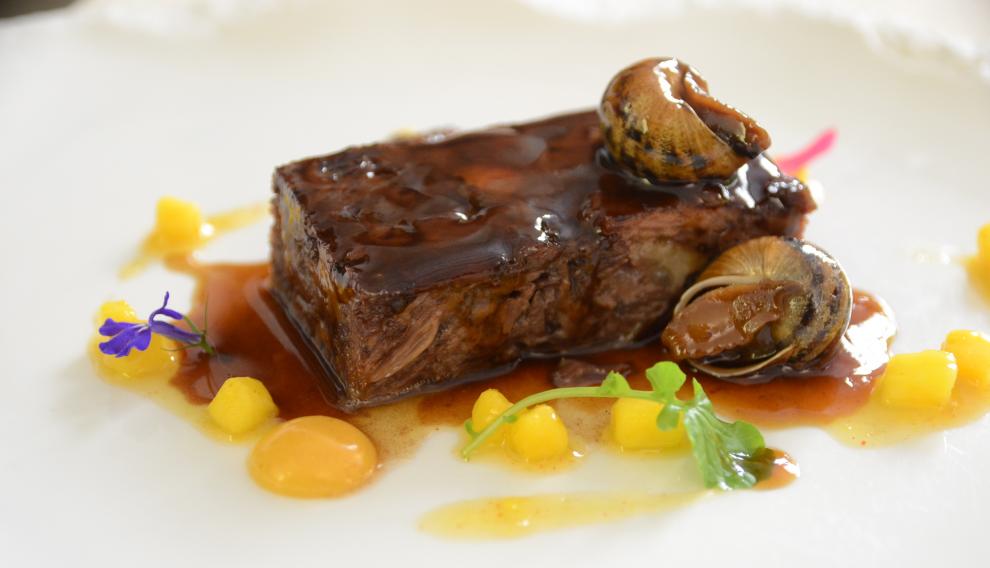 Lingote de rabo estofado con guiso de caracoles cantonés.