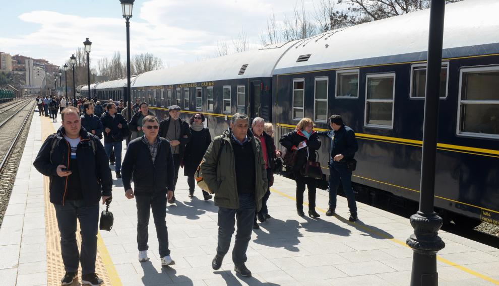 Cuatro vagones del Tren Azul se sumarán en Casetas a los cinco que trae una locomotora diésel desde Madrid para subir a Canfranc el próximo sábado.
