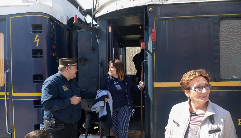 Cuatro vagones del tren azul de Azaft se sumarán a los cinco que van desde Madrid. Carlos Abadías (vestido de ferroviario) muestra el ferrocarril histórico en un viaje a Teruel.