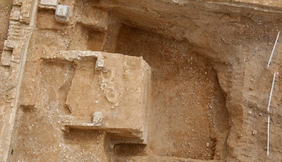 Vista cenital de uno de los cubos de la muralla aparecidos en el solar del paseo de María Agustín, 40.