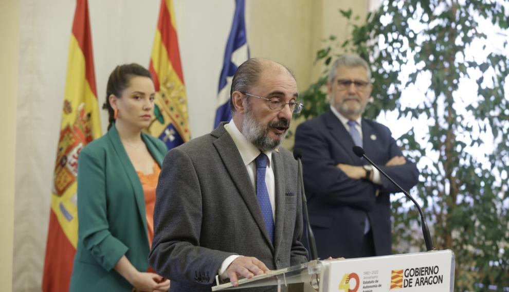 La consejera Maru Díaz, el presidente de Aragón, Javier Lambán, y el rector de la Universidad de Zaragoza, José Antonio Mayoral, tras firmar el nuevo contrato-programa 2022-2026.