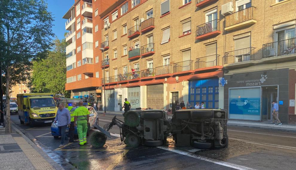 Una barredora vuelca en Zaragoza.
