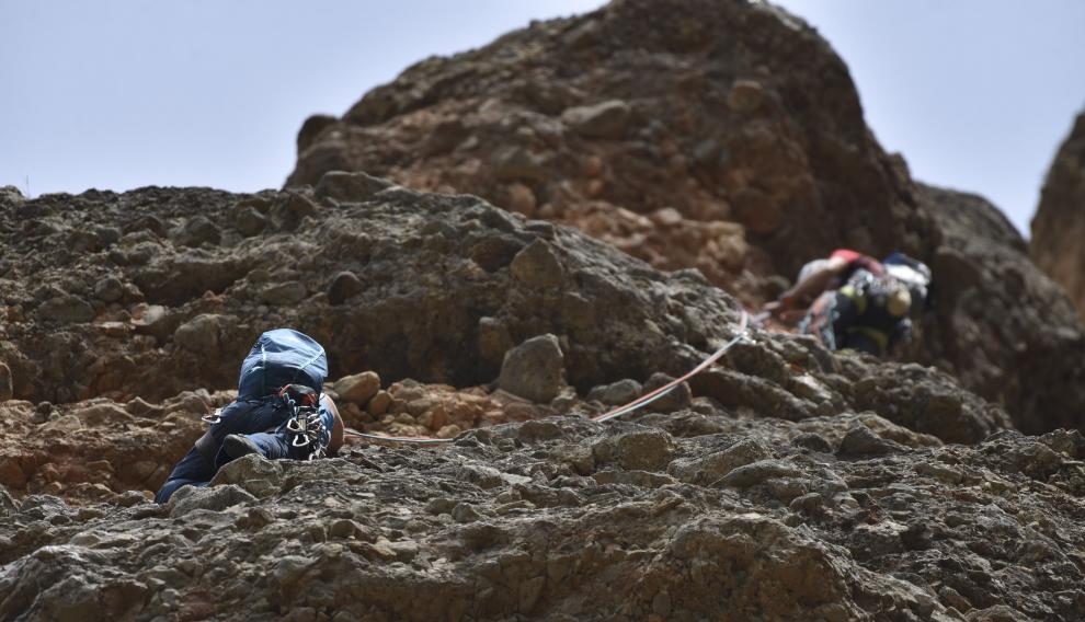 Dos escaladores este sábado ascendiendo una pared de los Mallos de Riglos.