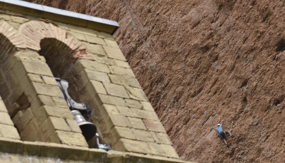 Un deportista detrás de la silueta de la iglesia de Riglos.