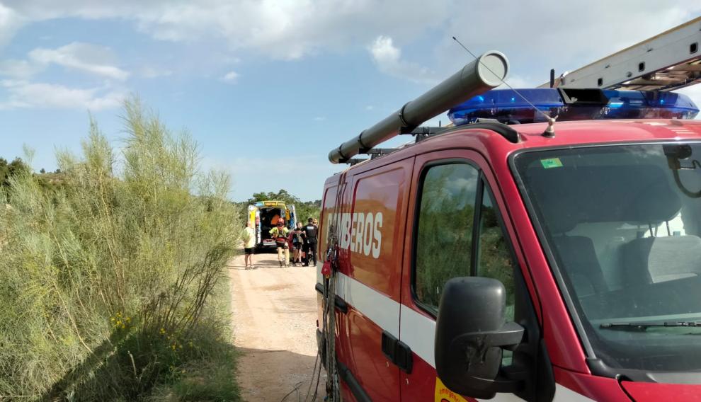 Sanitarios del 061 atendieron a la ciclista herida en Alcañiz.