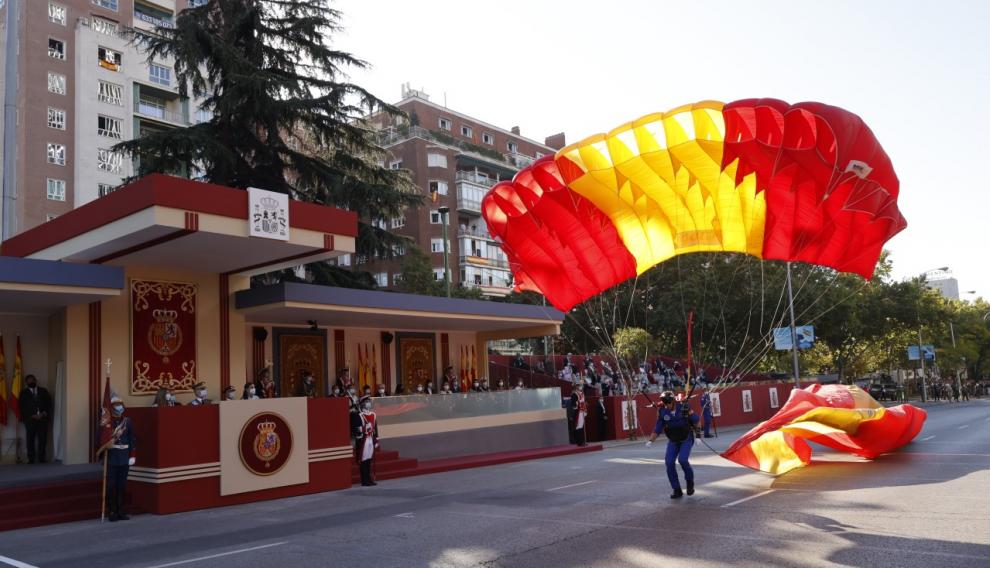 La llegada de la bandera gigante en un salto celebrado en el día de las Fuerzas Armadas en Madrid.
