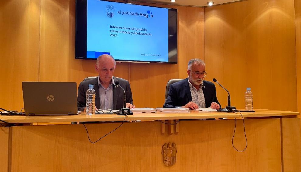 Andrés Esteban y Javier Hernández, este miércoles, en la presentación del informe del Justicia de Aragón sobre infancia y adolescencia