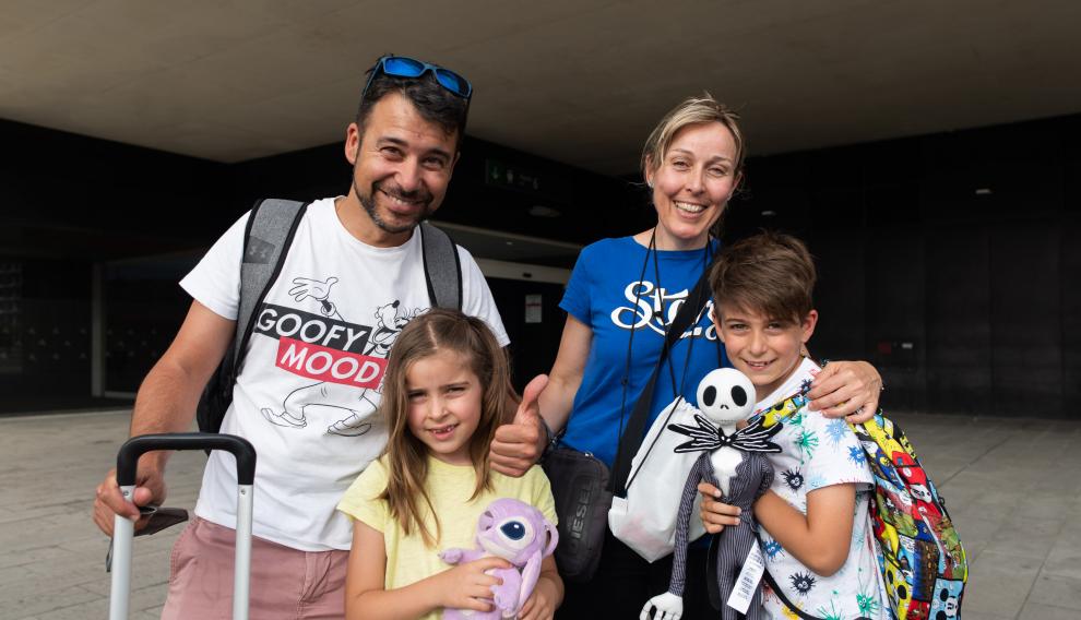 Beatriz Meseguer y Eduardo Orgillés con sus hijos Inés y Adrián, tras bajar del Ouigo averiado.