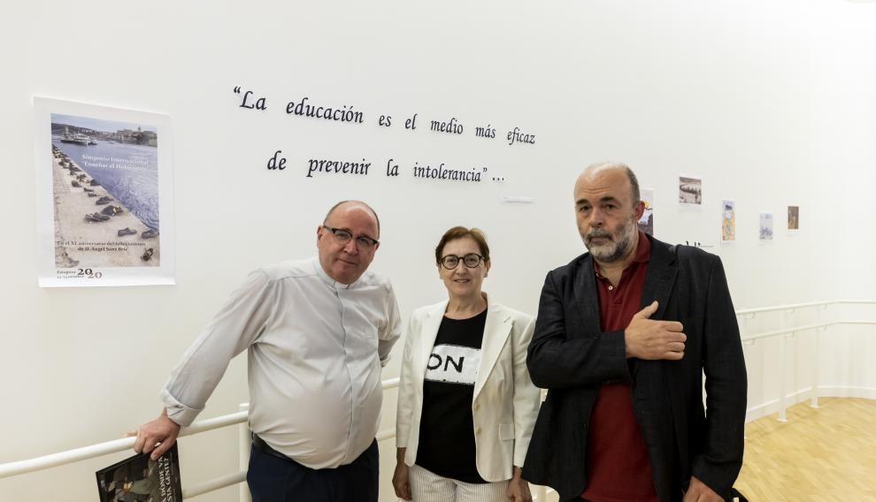 El sacerdote Antonio Moreno con la directora de la Biblioteca de la facultad dee Educación, Inma Cantín, y el profesor Miguel Ángel Pallarés.