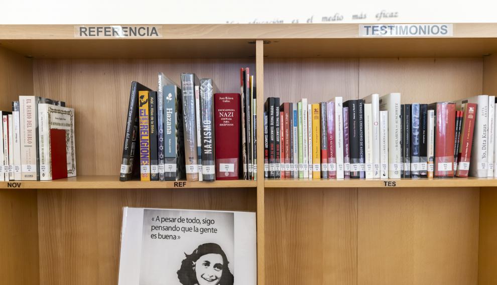 Unos libros y un mensaje de Ana Frank, una alemana judía que escribió su diario en la IIGuerra Mundial que dio la vuelta al mundo.