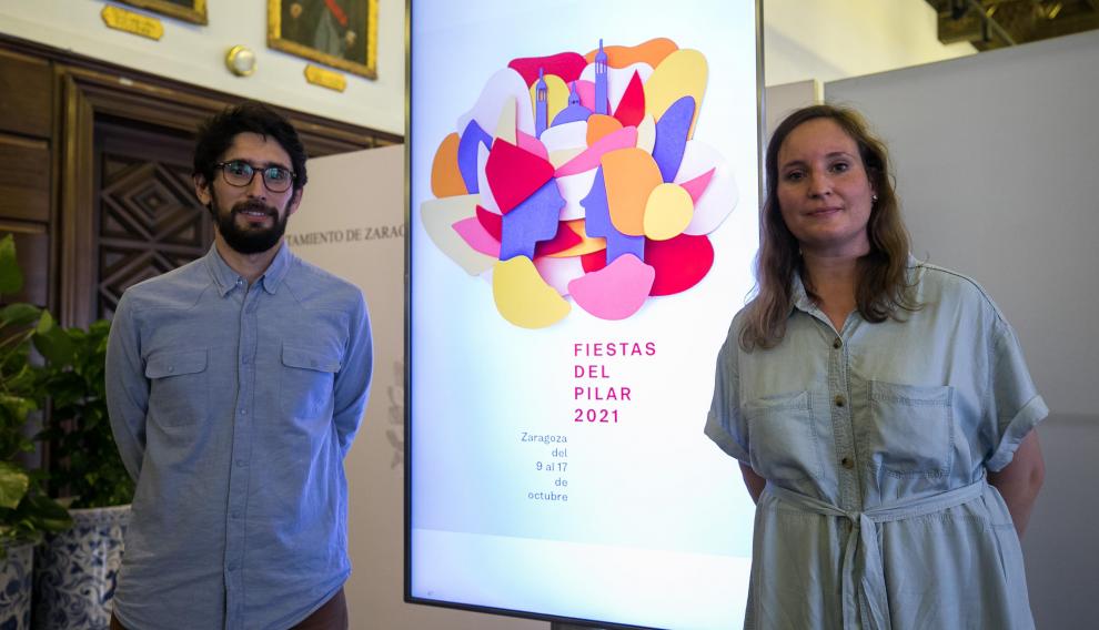 Miguel Frago e Inés Marco, junto a la obra premiada el año pasado.