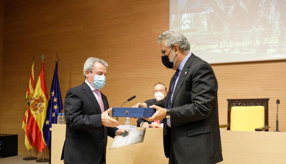 El rector de la Universidad de Zaragoza, José Antonio Mayoral, ha entregado el premio ‘Colegiado de Honor año 2021’ del Colegio de Médicos de Zaragoza al Dr. Francisco Javier Castillo.