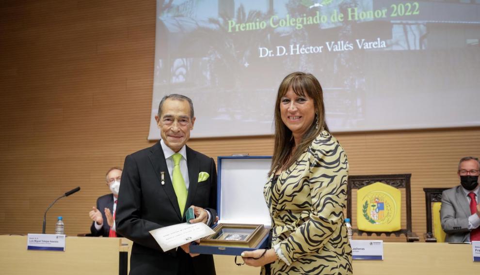 La Consejera de Sanidad del Gobierno de Aragón, Sira Repollés, ha entregado el nombramiento de ‘Colegiado de Honor año 2022’ del Colegio de Medicos de Zaragoza al Dr. Héctor Vallés Varela.