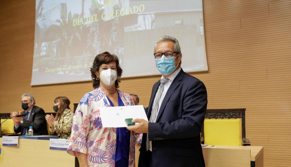 La Dra. Isabel Calvo Cebollero ha recibido de manos del Presidente de la Fundación Mutual Médica, el Dr. Alejandro Andreu, el Premio Mutual Médica a la ‘Trayectoria Profesional del Colegio de Médicos de Zaragoza