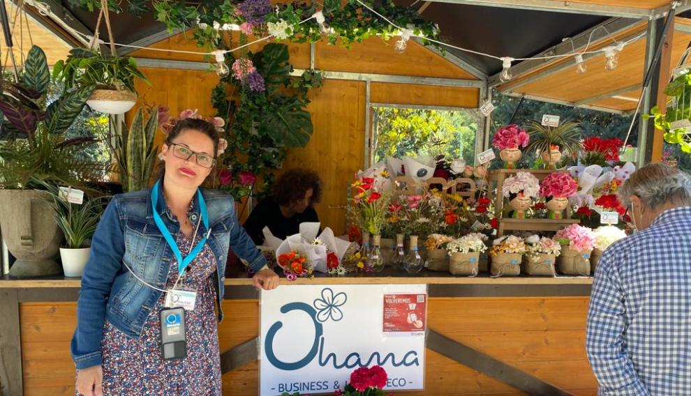 Tania de los Bosques, la dueña de la floristería Ohana, en su puesto de Zaragoza Florece