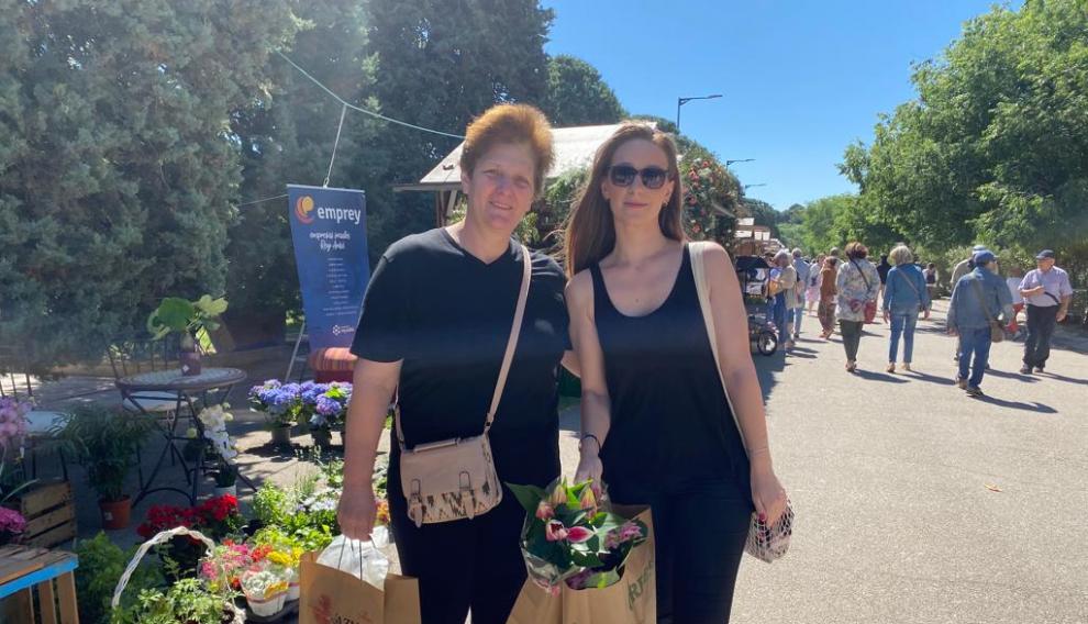 Nicoleta y María Neagoe con una bolsa llena de flores.