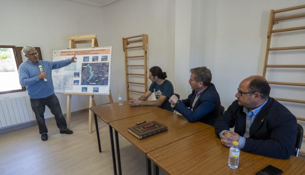 El jefe de Sección de Proyectos de la DGA, Alejandro Pérez, explica a los asistentes las alternativas.