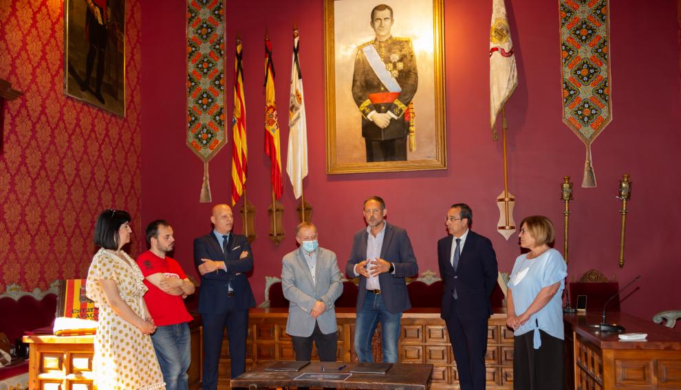Autoridades municipales, autonómicas y de las empresas Enel y Altertec, en el Ayuntamiento de Borja