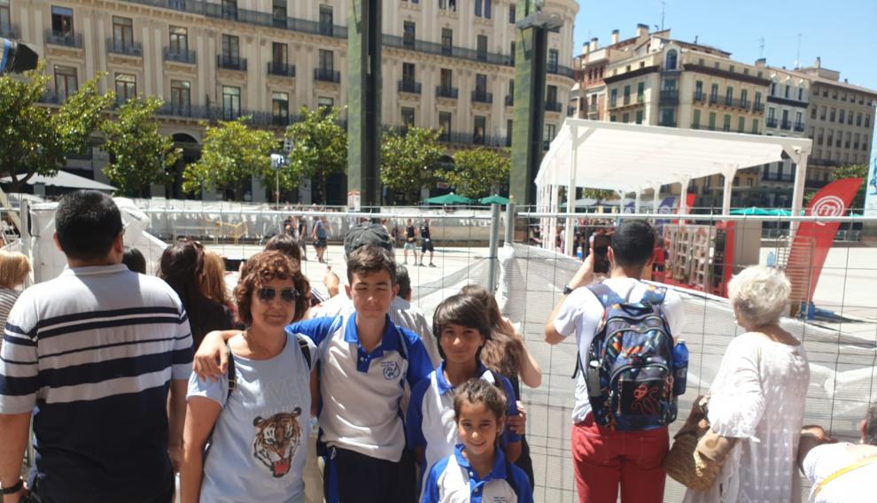 María Luisa Yuste y Noelia Mallado quienes, nada más salir del cole, han acudido junto a sus hijos Rubén Soler y Mariel y Adrián Segura.