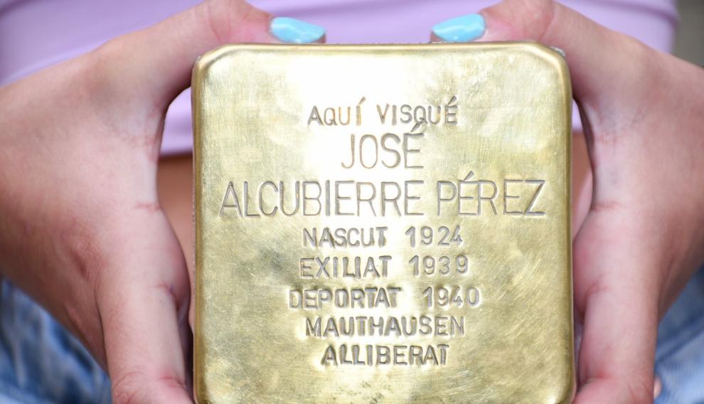 Piedra de memoria dorada antes de que la colocaran en el suelo cerca de la casa de la familia de José Alcubierre en el barrio Sans, de Barcelona.