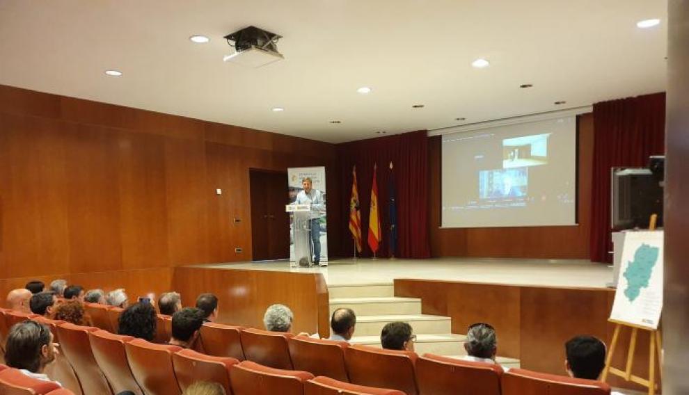 José Luis Soro se dirige a los asistentes a la jornada de vías verdes.
