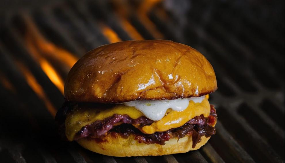Nola Smoke presenta la primera burger ahumada doble smash.