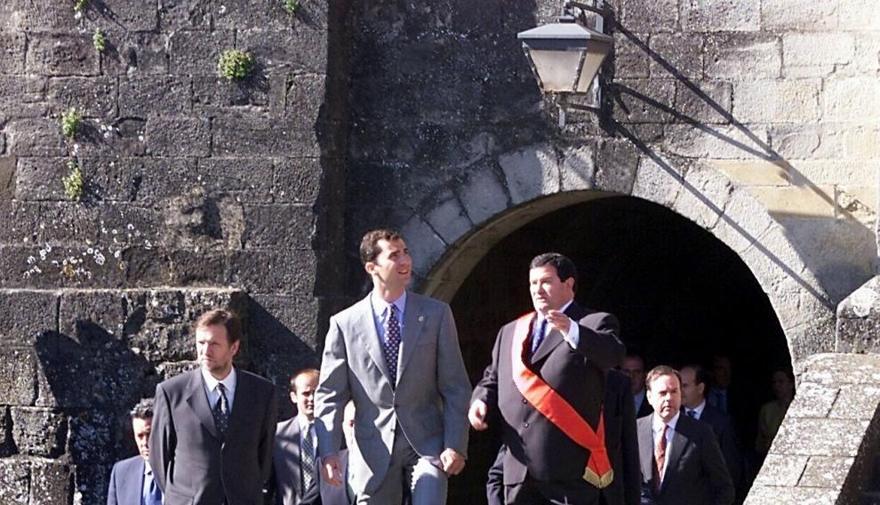 El príncipe Felipe de Borbón con el presidente de la DGA, Marcelino Iglesias y el alcalde de Sos del Rey Católico, Vicente Manero, recorren las calles de la ciudad.