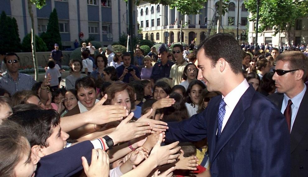 Felipe de Borbón saluda a los numerosos ciudadanos que se acercaron a verle a la Plaza del Pilar.